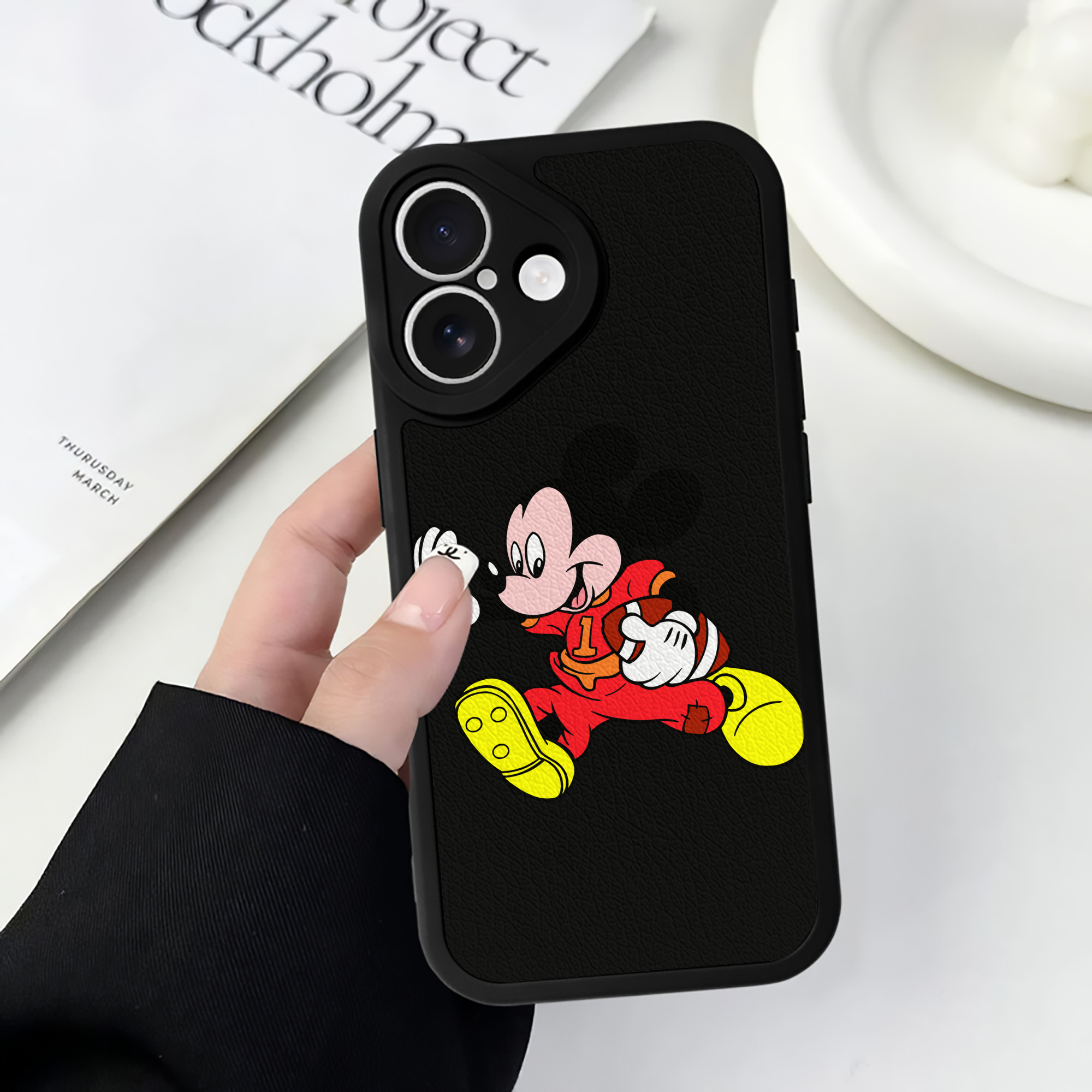 （画像用） ミッキーマウス Mickey Mouse 【iPhone 16シリーズ対応】シリコンスマホケース（レザー調） 材質：シリコン